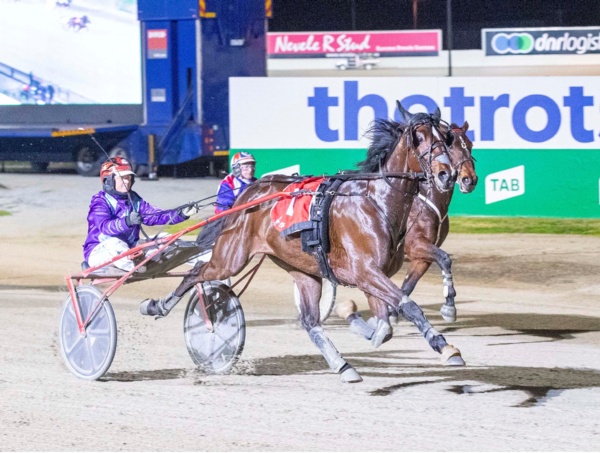 trots-centre-lisa-all-smiles-as-gun-powder-returns-at-kilmore