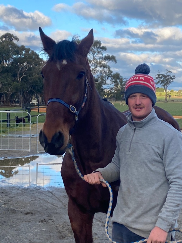 trots-centre-can-son-connor-shine-while-dads-in-the-sunshine