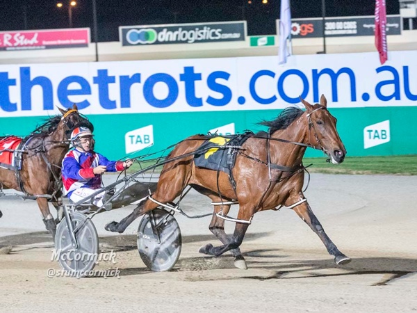 breeders-crown-caldow-feeds-on-early-speed-to-win