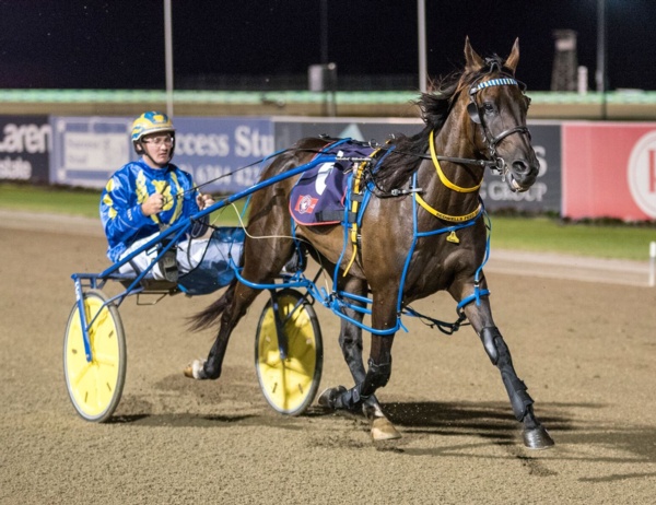trots-centre-country-cups-kicks-off-with-dynamite-double-header