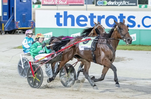 aikys-mare-out-to-extend-triple-crown-lead-in-la-coocaracha
