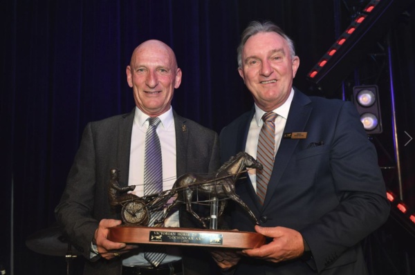 arty-joins-the-greats-with-second-horse-of-the-year-award