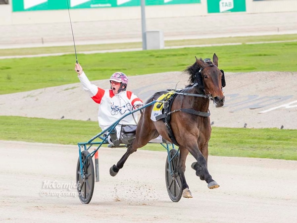 breeders-crown-3yo-trotting-fillies-group-1-joy-for-leeroy
