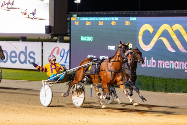catch-a-wave-stuns-the-captain-to-win-a-classic-chariots