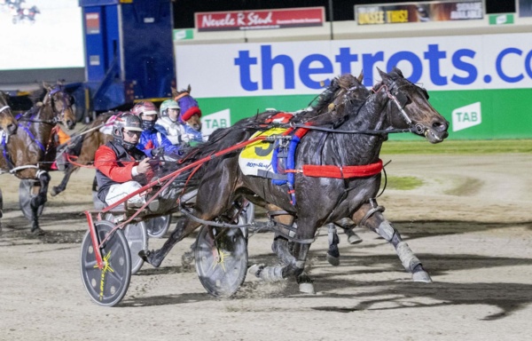 kiwi-kyle-back-with-a-bang-as-jimmy-james-stuns-punters