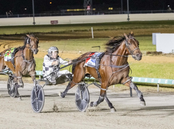 leap-to-fame-sets-cranbourne-alight-with-a-new-track-record