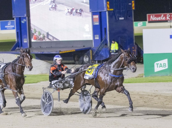 victoria-and-nsw-square-up-on-gold-class-night-at-melton