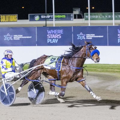 Ruff Nut winning at Melton for Aaron Dunn